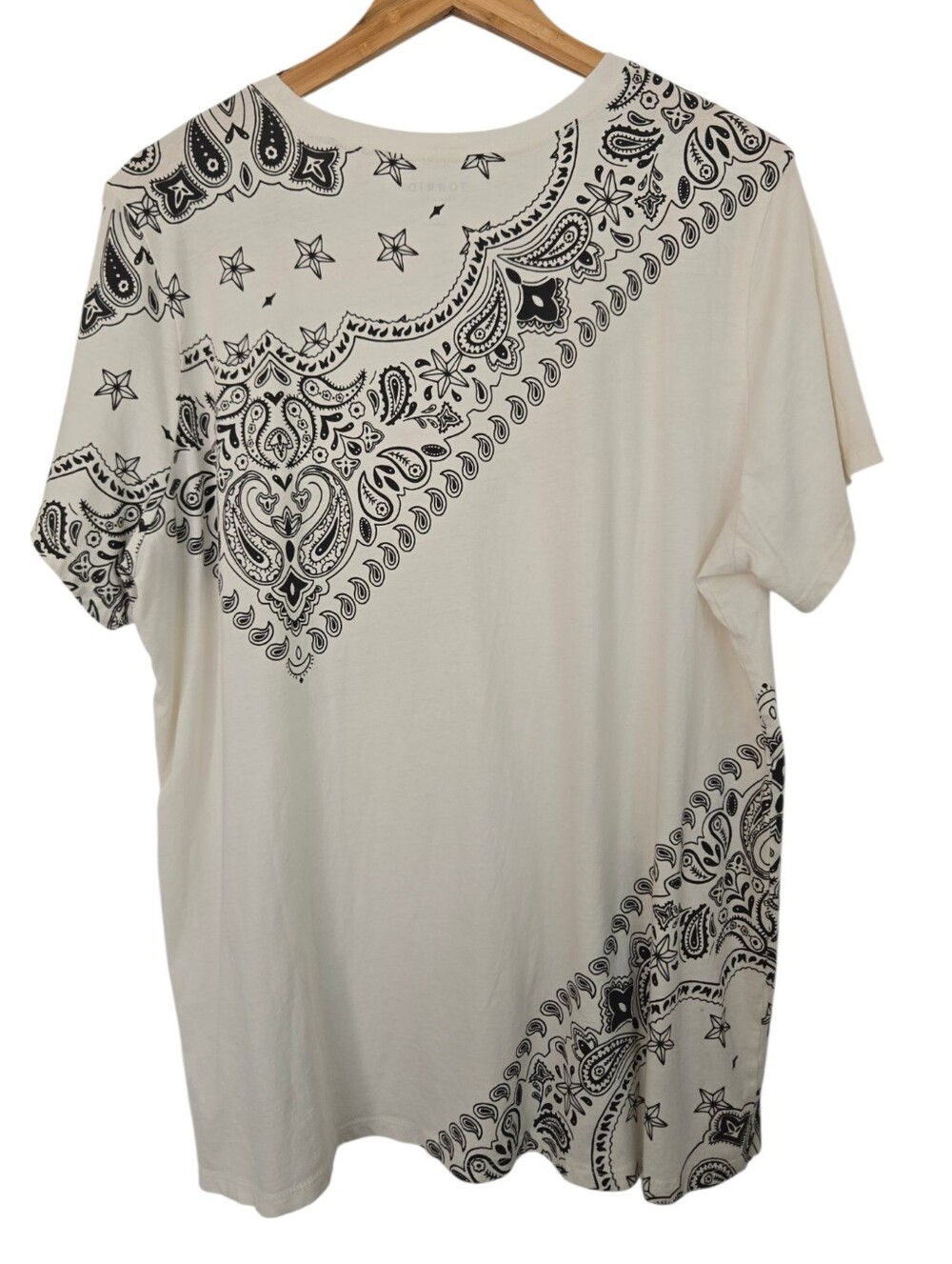 π€ Torrid Classic Fit Bandana Paisley Graphic Tee β Size 1 - Picture 5 of 5